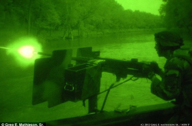 Hé lộ hình ảnh về lực lượng đặc nhiệm Navy SEAL - ảnh 12