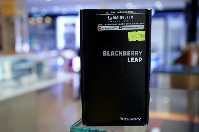 Đập hộp Blackberry Leap chính hãng tại Việt Nam - ảnh 1