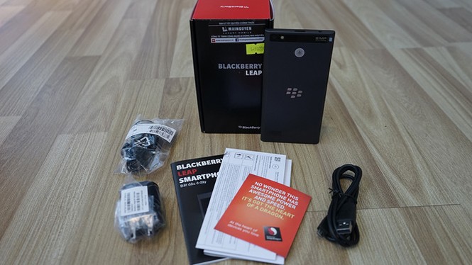 Đập hộp Blackberry Leap chính hãng tại Việt Nam - ảnh 2
