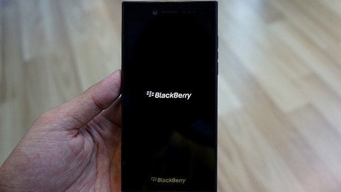 Đập hộp Blackberry Leap chính hãng tại Việt Nam - ảnh 3