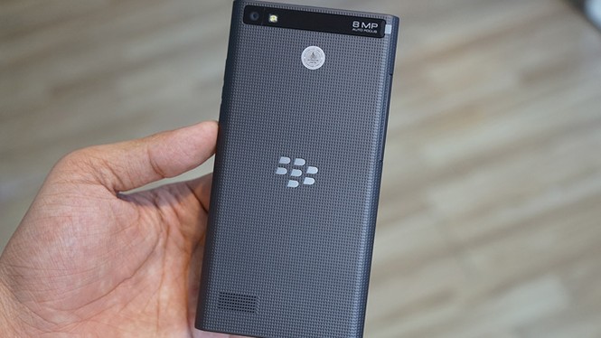 Đập hộp Blackberry Leap chính hãng tại Việt Nam - ảnh 4