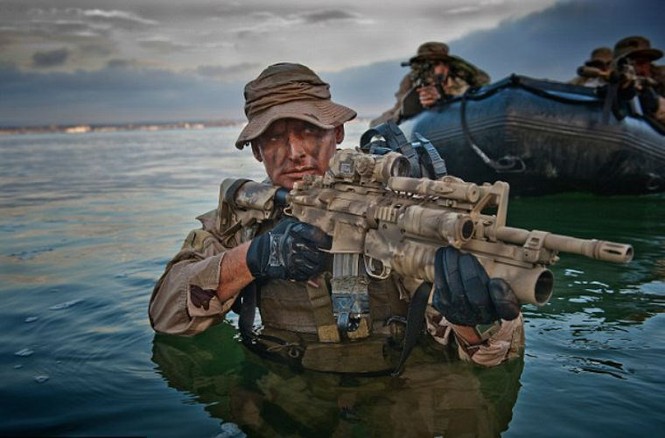 Hé lộ hình ảnh về lực lượng đặc nhiệm Navy SEAL - ảnh 6