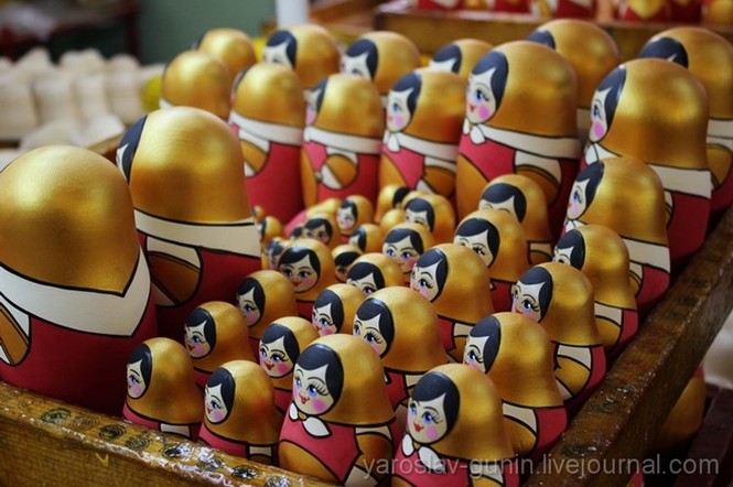 Mục kích qua trình chế tác búp bê Nga Matryoshka nổi tiếng - ảnh 1