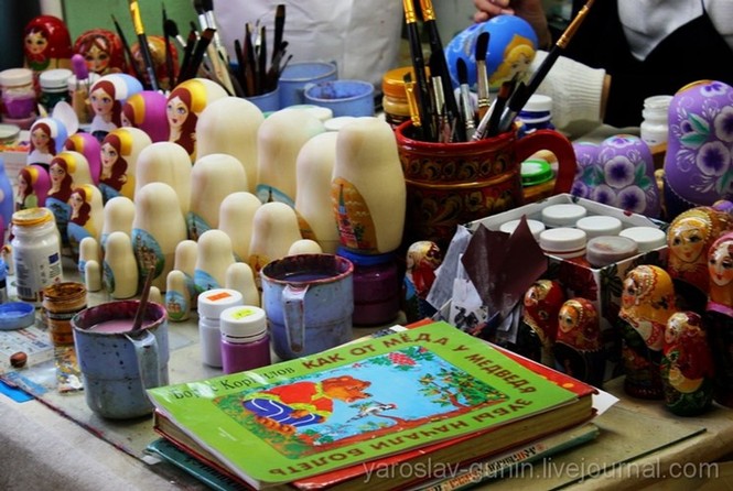 Mục kích qua trình chế tác búp bê Nga Matryoshka nổi tiếng - ảnh 6