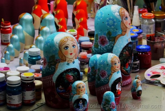 Mục kích qua trình chế tác búp bê Nga Matryoshka nổi tiếng - ảnh 7