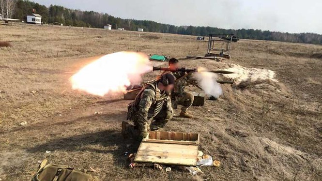 Mục kích quân đội Ukraine huấn luyện bắn súng - ảnh 10