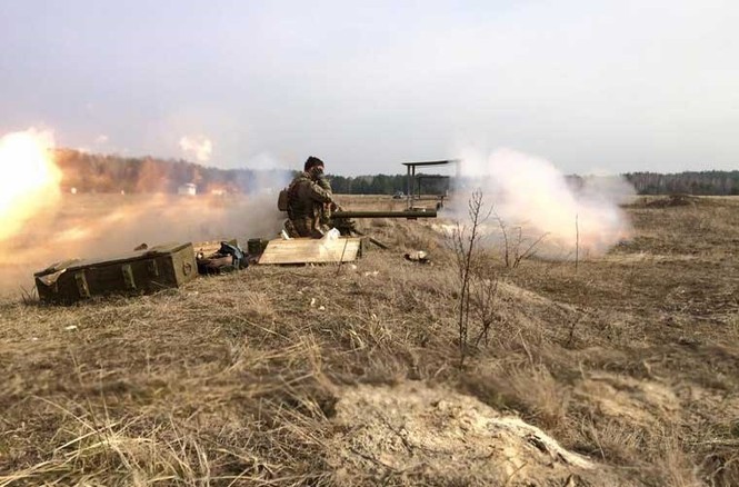 Mục kích quân đội Ukraine huấn luyện bắn súng - ảnh 1