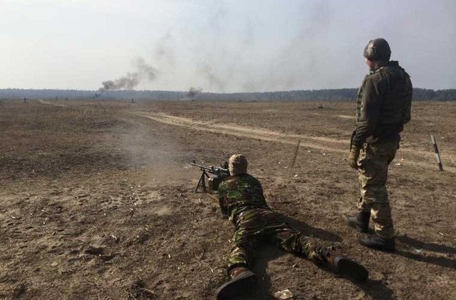 Mục kích quân đội Ukraine huấn luyện bắn súng - ảnh 2
