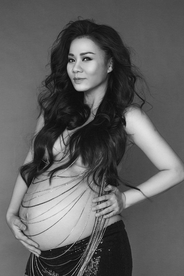 Thu Minh đi giày cao gót, khoe bụng bầu sắp sinh - ảnh 2