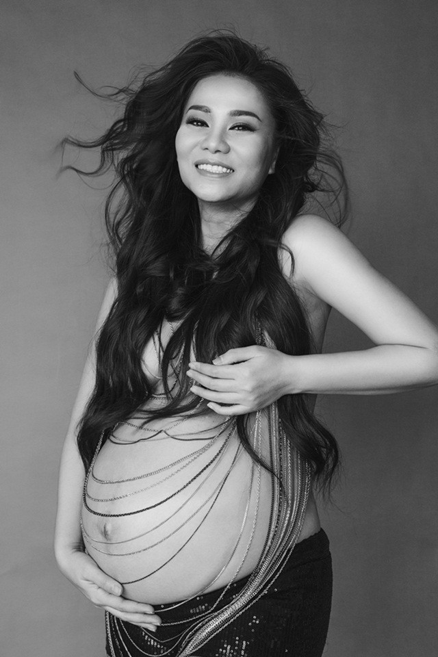 Thu Minh đi giày cao gót, khoe bụng bầu sắp sinh - ảnh 3