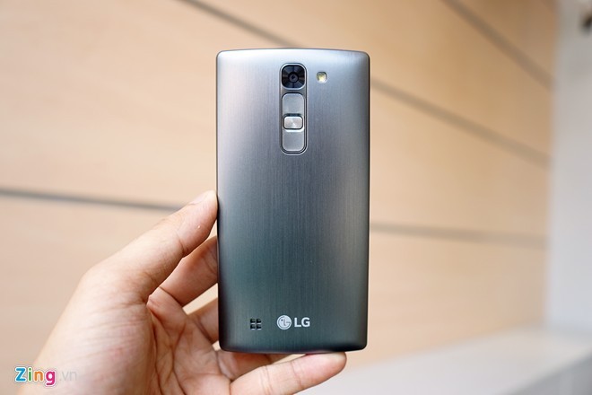 Mở hộp smartphone màn hình cong rẻ nhất tại Việt Nam - ảnh 4