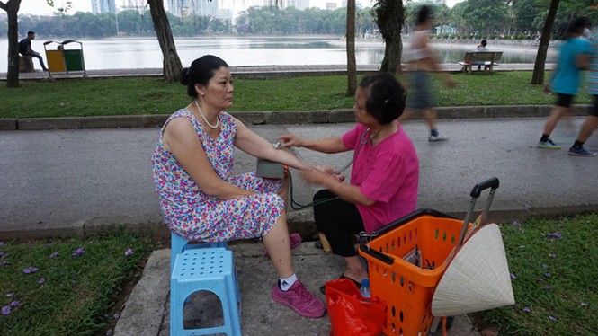 Đo huyết áp, xét nghiệm máu dạo ở Hà Nội - ảnh 8