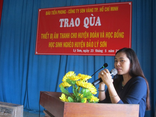 Báo Tiền Phong và Cty Sen Vàng tặng quà cho huyện đảo Lý Sơn - ảnh 4