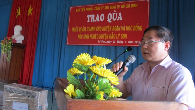Báo Tiền Phong và Cty Sen Vàng tặng quà cho huyện đảo Lý Sơn - ảnh 2