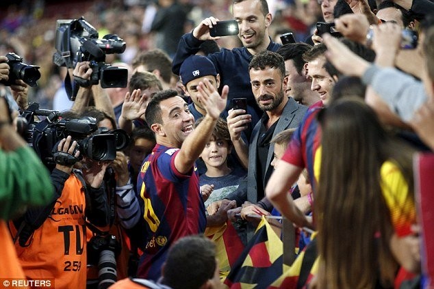 Xavi rơi lệ trong ngày chia tay Nou Camp - ảnh 4