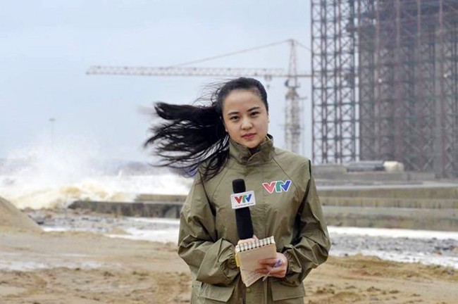 Vẻ gợi cảm không thể thấy trên tivi của nữ biên tập viên thời tiết - ảnh 1
