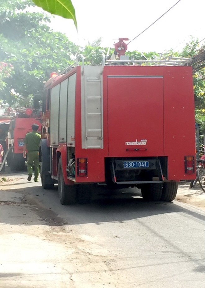 Cháy 3 phòng trọ náo loạn khu dân cư - ảnh 1