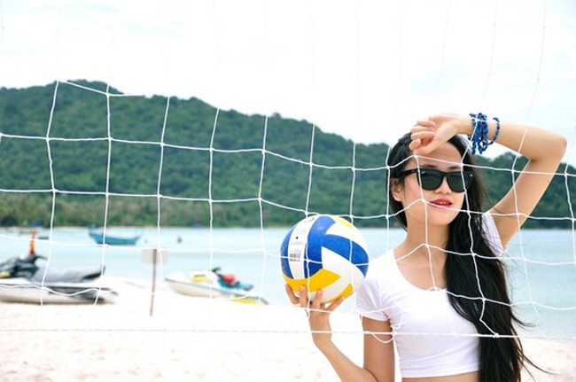Vẻ gợi cảm không thể thấy trên tivi của nữ biên tập viên thời tiết - ảnh 6