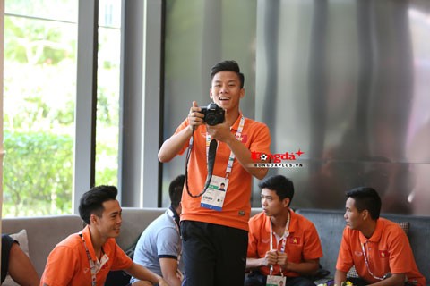 Cầu thủ U23 Việt Nam so tài... chụp ảnh - ảnh 1