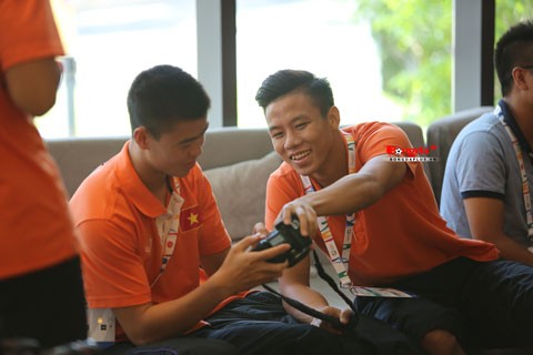 Cầu thủ U23 Việt Nam so tài... chụp ảnh - ảnh 2