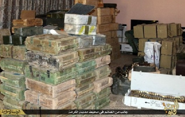 Phiến quân IS khoe kho vũ khí chiếm từ lính Iraq - ảnh 2