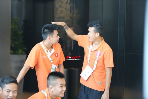 Cầu thủ U23 Việt Nam so tài... chụp ảnh - ảnh 6