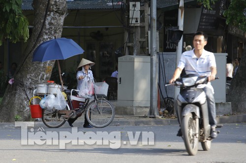 Hà Nội trong cái nắng nóng như thiêu đốt - ảnh 14
