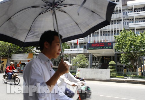 Hà Nội trong cái nắng nóng như thiêu đốt - ảnh 2