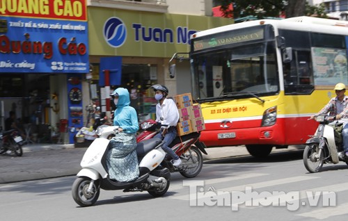 Hà Nội trong cái nắng nóng như thiêu đốt - ảnh 4
