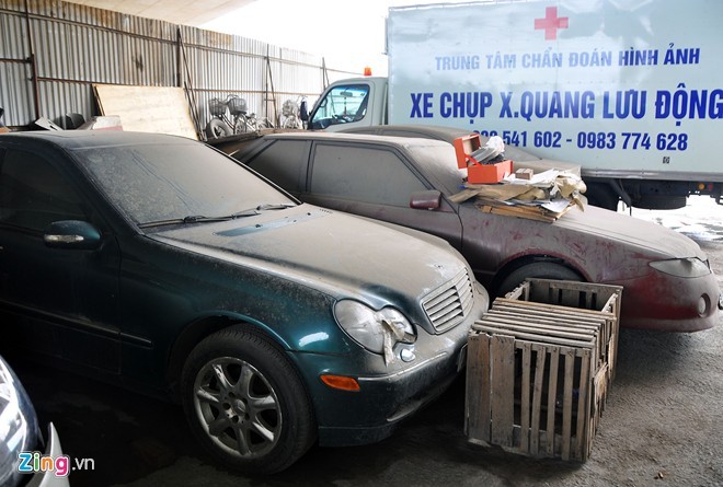 Hàng loạt xế sang đóng bụi trong bãi giữ xe vi phạm - ảnh 5