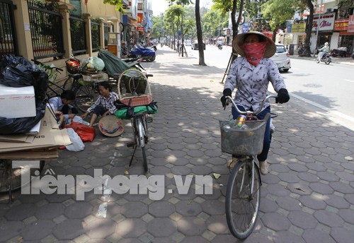 Hà Nội trong cái nắng nóng như thiêu đốt - ảnh 6