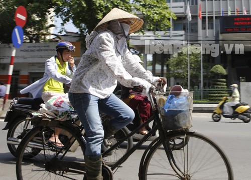 Hà Nội trong cái nắng nóng như thiêu đốt - ảnh 8