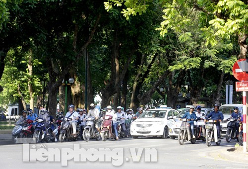 Hà Nội trong cái nắng nóng như thiêu đốt - ảnh 9