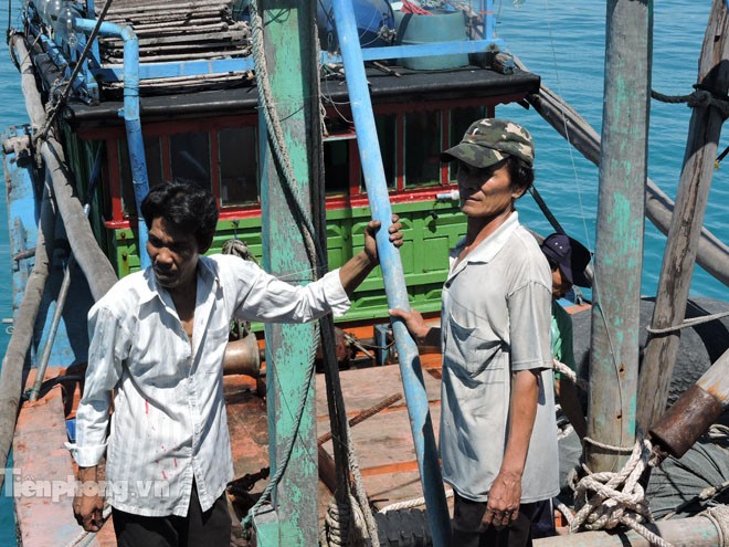 Lai dắt thành công tàu cá bị nạn từ Hoàng Sa trở về - ảnh 5