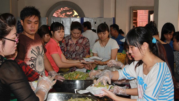 Hơn 1000 phần cơm chay trao người nghèo - ảnh 1