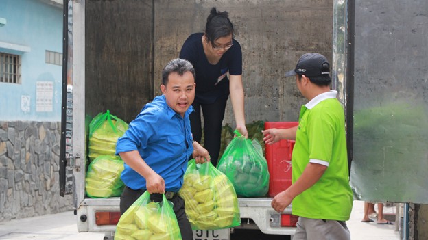 Hơn 1000 phần cơm chay trao người nghèo - ảnh 9