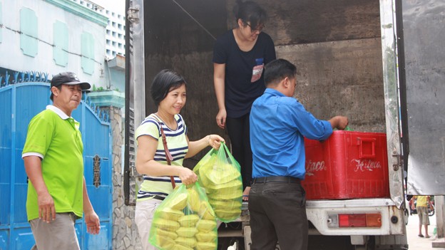 Hơn 1000 phần cơm chay trao người nghèo - ảnh 2