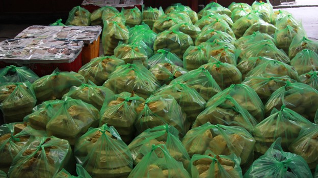 Hơn 1000 phần cơm chay trao người nghèo - ảnh 3