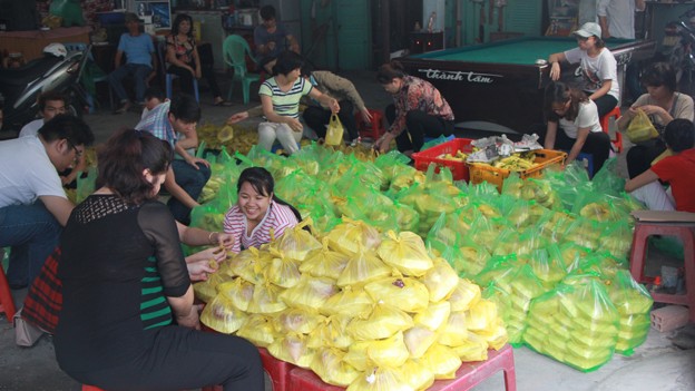 Hơn 1000 phần cơm chay trao người nghèo - ảnh 4