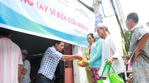 Hơn 1000 phần cơm chay trao người nghèo - ảnh 5