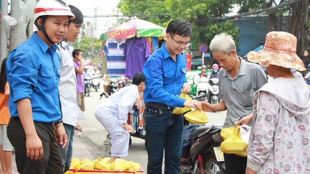 Hơn 1000 phần cơm chay trao người nghèo - ảnh 6