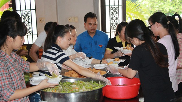 Hơn 1000 phần cơm chay trao người nghèo - ảnh 7