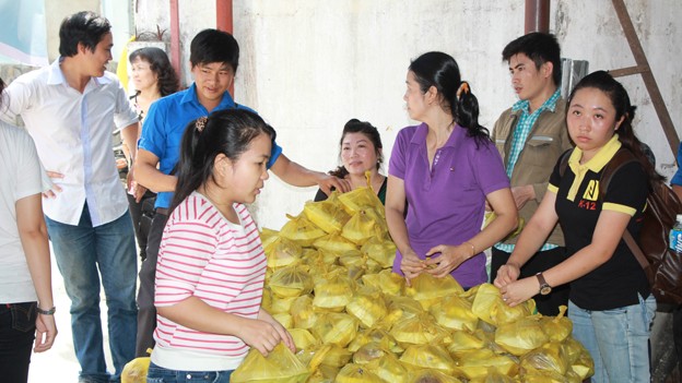 Hơn 1000 phần cơm chay trao người nghèo - ảnh 13