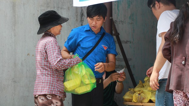 Hơn 1000 phần cơm chay trao người nghèo - ảnh 12