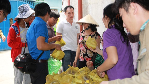 Hơn 1000 phần cơm chay trao người nghèo - ảnh 11
