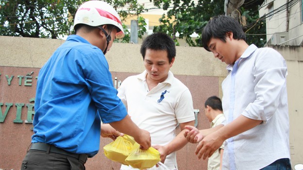 Hơn 1000 phần cơm chay trao người nghèo - ảnh 15