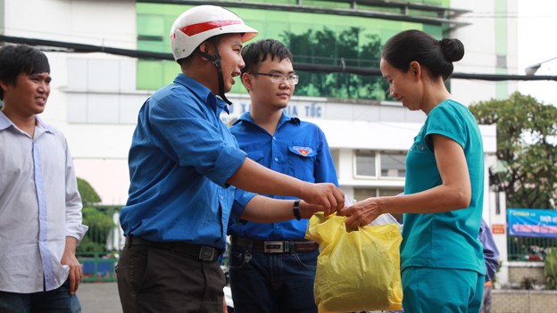 Hơn 1000 phần cơm chay trao người nghèo - ảnh 14