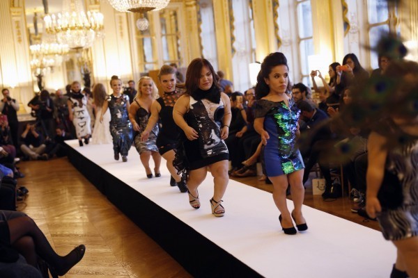 Nhìn gần show thời trang toàn người mẫu lùn ở Paris - ảnh 2