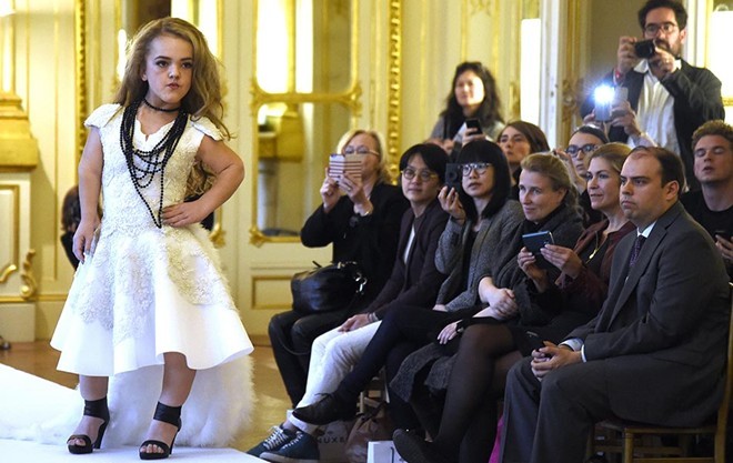 Nhìn gần show thời trang toàn người mẫu lùn ở Paris - ảnh 3