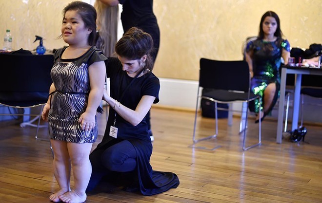 Nhìn gần show thời trang toàn người mẫu lùn ở Paris - ảnh 4
